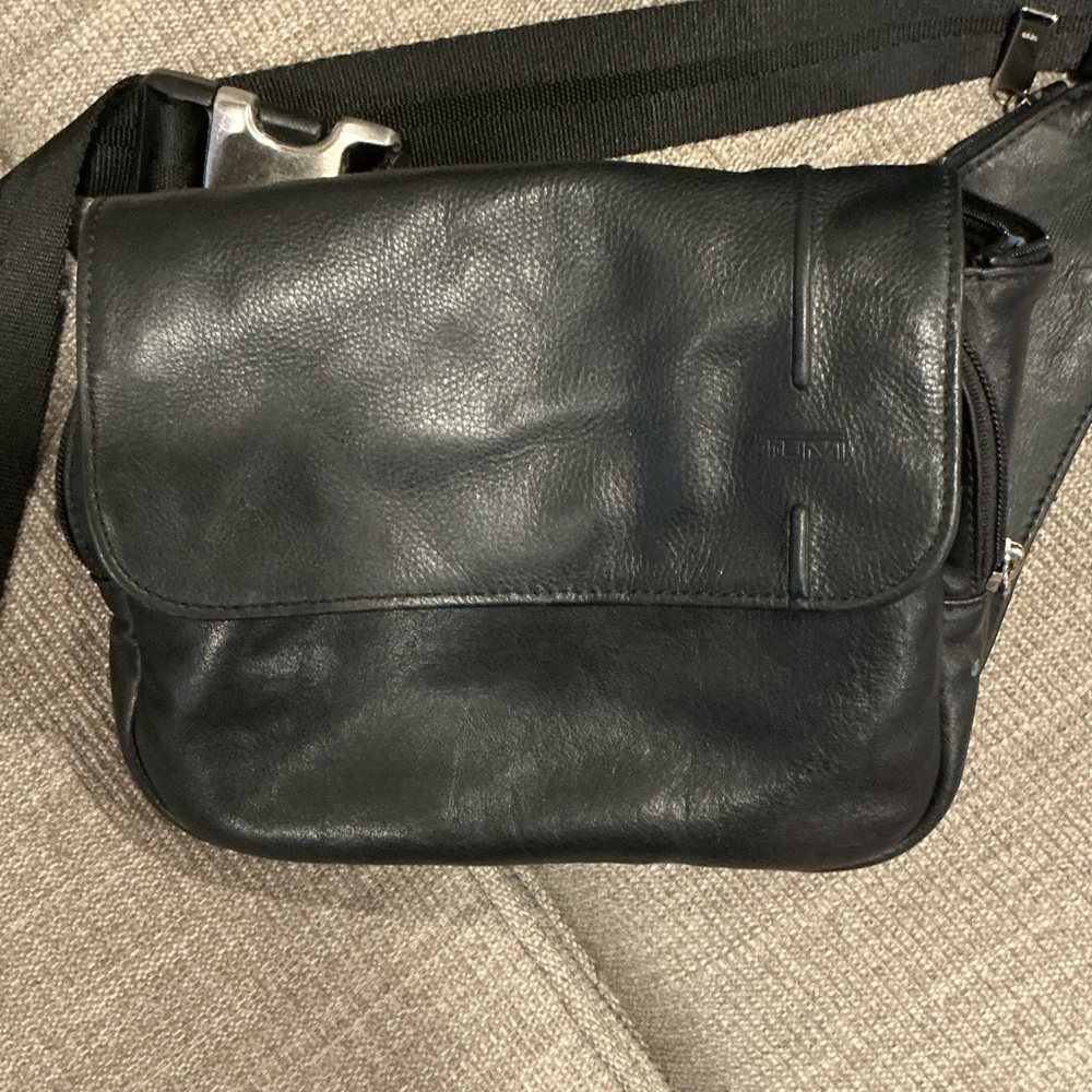 Tumi Classic Black Leather Messenger Bag- vintage